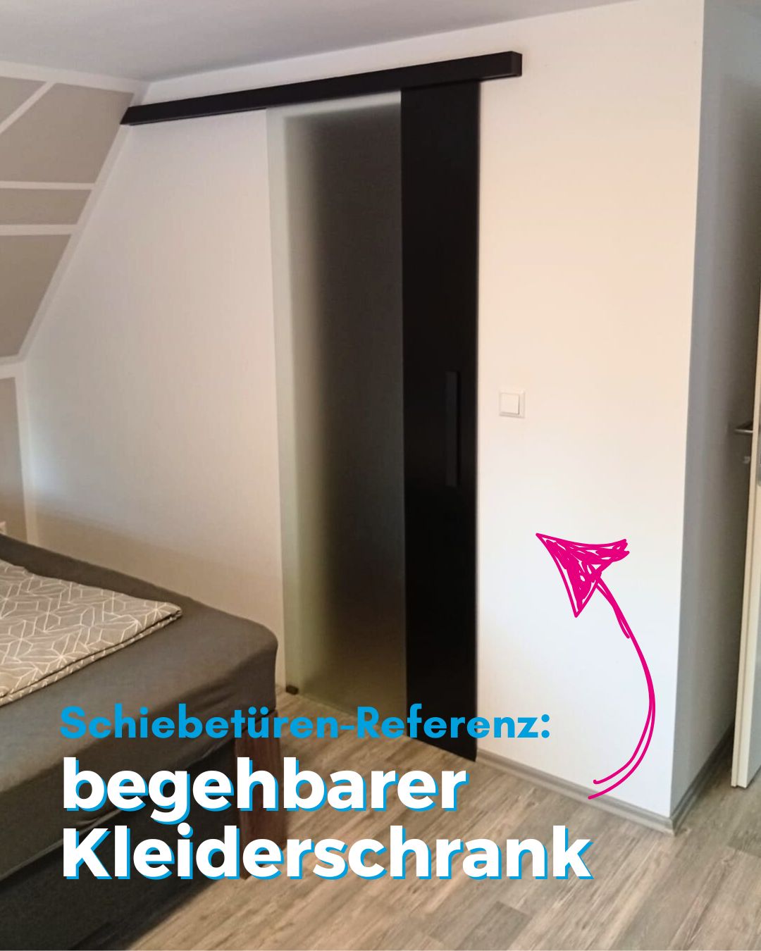 Begehbarer Kleiderschrank mit Glasschiebetür