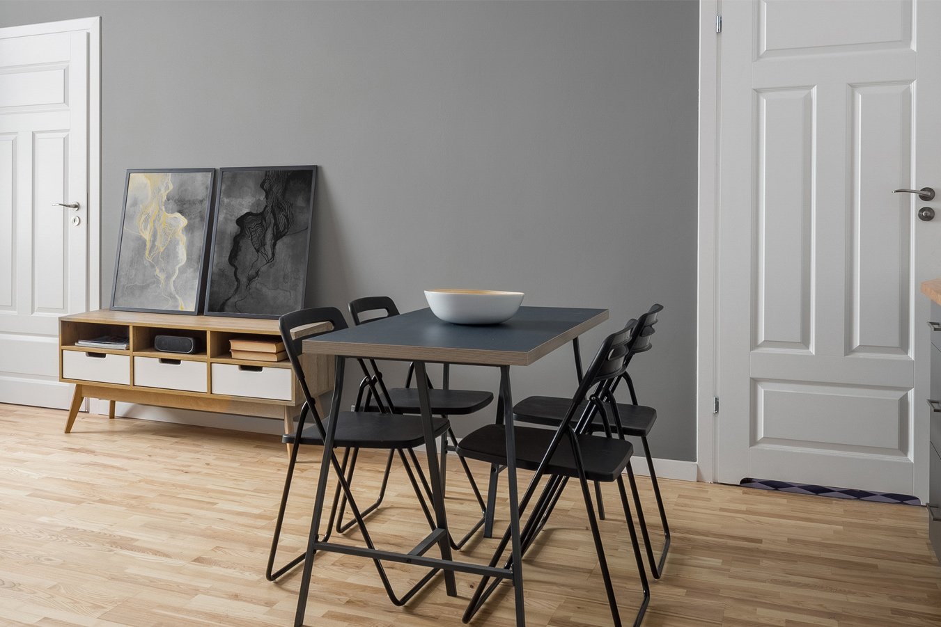 moderne Wohnung minimalistisch mit weißen Innentüren