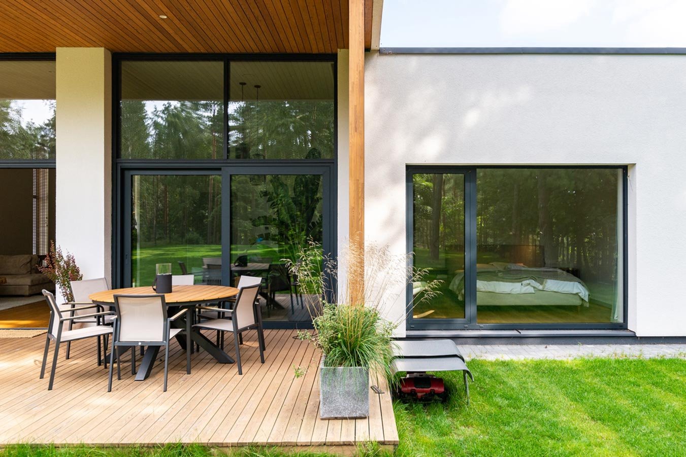 Blick auf ein modernes Einfamilienhaus mit modernen bodentiefen Fenstern