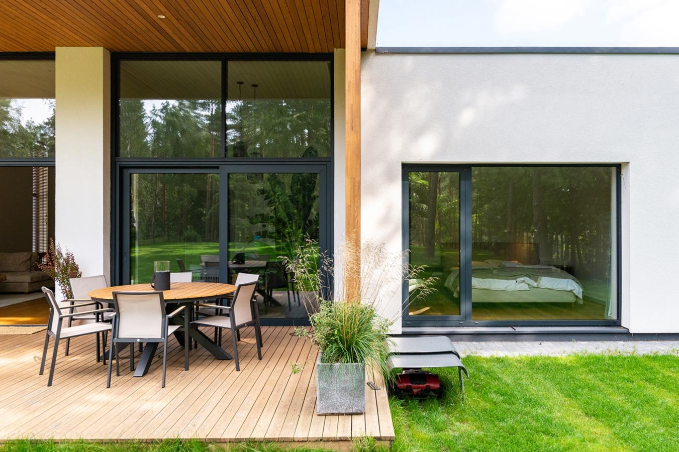 Blick auf ein modernes Einfamilienhaus mit modernen bodentiefen Fenstern