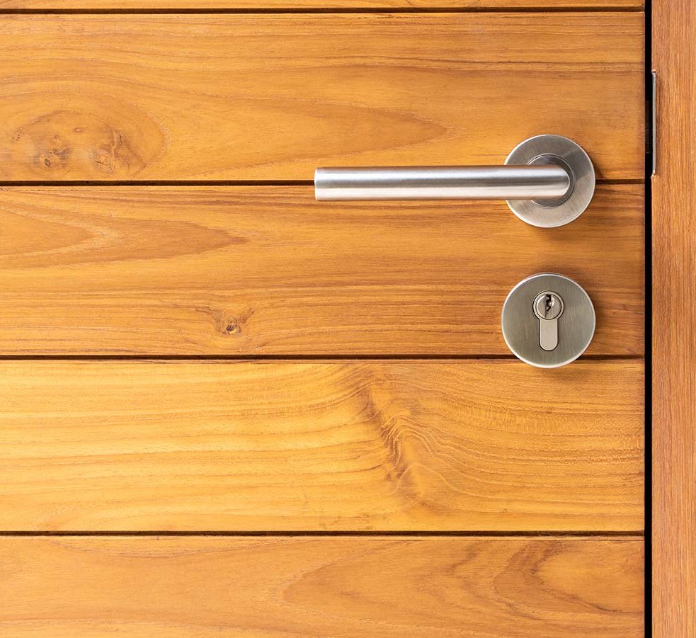 Passende Qualität bei bail: Türdrücker und Designbeschläge Nahaufnahme einer Holztür mit Türgriff