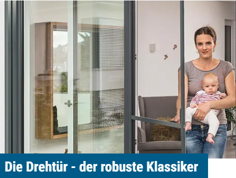 Ein Mutter mit Ihrem Baby auf dem Arm geht auf die Terrase und öffnet mit einer Hand die Insektenschutzdrehtür