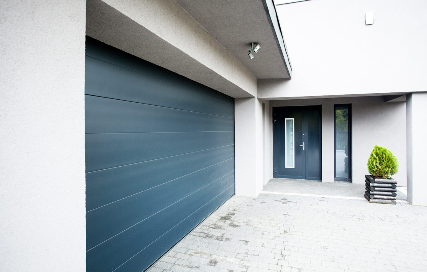 moderne Garagentore inkl. Beratung und Einbau bei bail in Torgau Ansicht eines modernen Hauseingangs mit breitem Garagentor